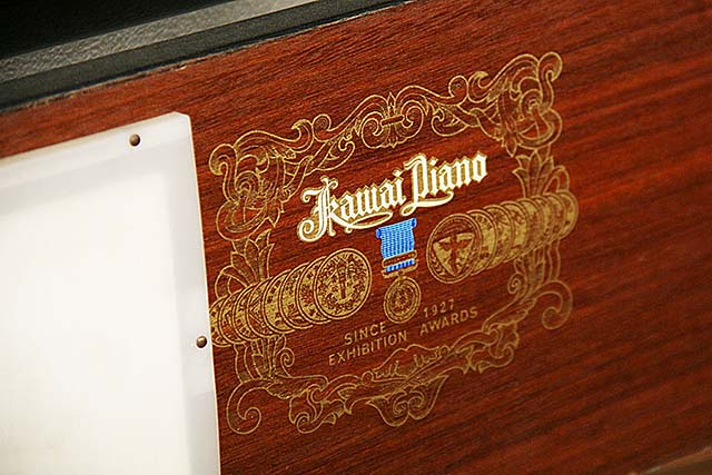 KAWAI PIANOのロゴ（側板）