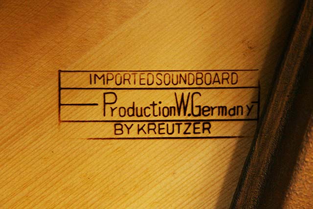 西ドイツから輸入した希少な材木を使用した響板です。