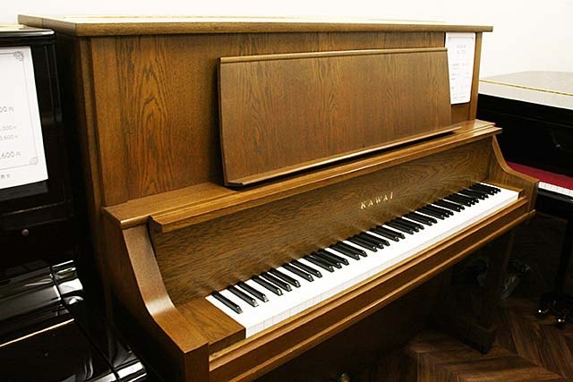 グランドピアノのように鍵盤蓋が垂直に開きます。