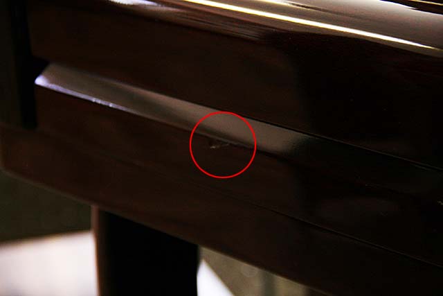 鍵盤部の下の本体部にキズがあります。