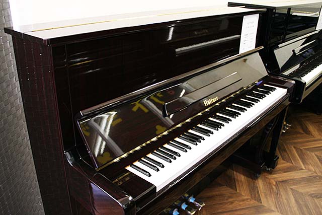 赤茶色のマホガニーと猫足がかわいい、アンティーク調のピアノです。
